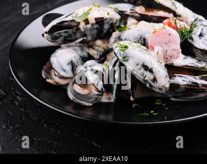 Blue mussels stewed in cream wine sauce with garlic Stock Photo