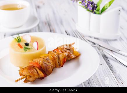 Grilled skewers of vegetables and chicken with mashed potatoes Stock Photo