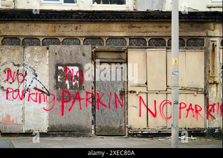 No parking in red on derelict building in Blackpool Stock Photo