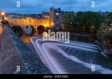 Pulteney Bridge and weir on the River Avon at dusk, Bath, Somerset, England. Summer (June) 2019. Stock Photo