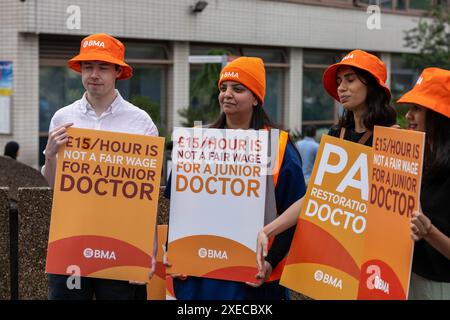 London, UK. 27th June, 2024. BMA Junior Doctors strike; picket outside St Thomas hospital London UK Credit: Ian Davidson/Alamy Live News Stock Photo