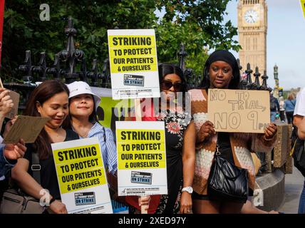 London, UK. 27th June, 2024. Day surgery theatre nurses at Guys and St Thomas' hospitals strike after bosses extended their shift finish times by an hour, Unite, the UK's leading union said on Monday. The 50 workers were already chronically overworked and the increase in shift times from 20:00 to 21:00 is now compromising patient safety because they are exhausted. Theatre staff had already had their shifts extended from 19:00 to 20:00 and have had to start working Saturdays to support extra theatre lists . Credit: Mark Thomas/Alamy Live News Stock Photo