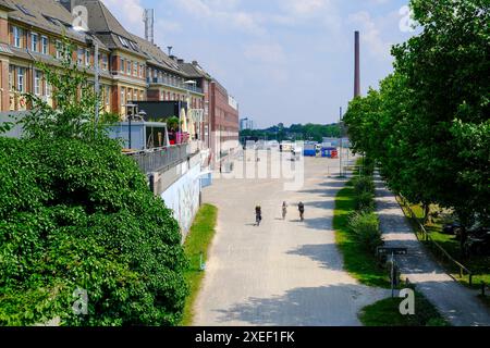 27.06.2024, Essen, Nordrhein-Westfalen, Deutschland - Blick auf einen Teil des Messeparkplatzes vor dem Giradetgebäude im Essener Stadtteil Rüttenscheid, wo eine Gegenkundgebung zum AFD-Bundesparteitag Ende Juni 2024 stattfinden wird *** 27 06 2024, Essen, North Rhine-Westphalia, Germany View of part of the trade fair parking lot in front of the Giradet building in the Rüttenscheid district of Essen, where a counter-rally to the AFD federal party conference will take place at the end of June 2024 Stock Photo