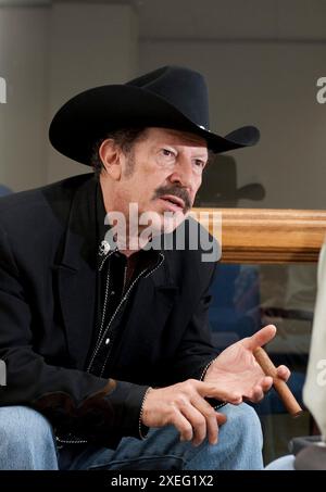 Austin, Texas, USA. 1st Sep, 2009. Author and humorist KINKY FRIEDMAN visits with reporters Tuesday during an announcement tour announcing his candidacy for governor of Texas. Friedman finished fourth in the 2006 race as an independent and is now running as a Democrat on September 1, 2009. Friedman, 79, died Thursday, June 27th, 2024 at his Echo Hill Texas ranch. (Credit Image: © Bob Daemmrich/ZUMA Press Wire) EDITORIAL USAGE ONLY! Not for Commercial USAGE! Stock Photo