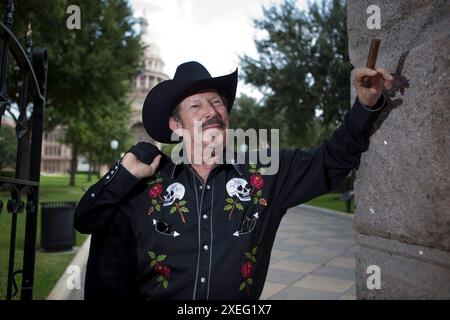 Austin, Texas, USA. 1st Sep, 2008. Author and humorist KINKY FRIEDMANposes in from of the Texas Capitol on September 1, 2009 during an announcement tour announcing his candidacy for governor of Texas. Friedman finished fourth in the 2006 race as an independent and is now running as a Democrat.Friedman, 79, died Thursday, June 27th, 2024 at his Echo Hill Texas ranch. (Credit Image: © Bob Daemmrich/ZUMA Press Wire) EDITORIAL USAGE ONLY! Not for Commercial USAGE! Stock Photo