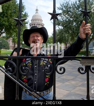 Austin, Texas, USA. 1st Sep, 2008. Author and humorist KINKY FRIEDMANposes in from of the Texas Capitol on September 1, 2009 during an announcement tour announcing his candidacy for governor of Texas. Friedman finished fourth in the 2006 race as an independent and is now running as a Democrat. Friedman, 79, died Thursday, June 27th, 2024 at his Echo Hill Texas ranch. (Credit Image: © Bob Daemmrich/ZUMA Press Wire) EDITORIAL USAGE ONLY! Not for Commercial USAGE! Stock Photo