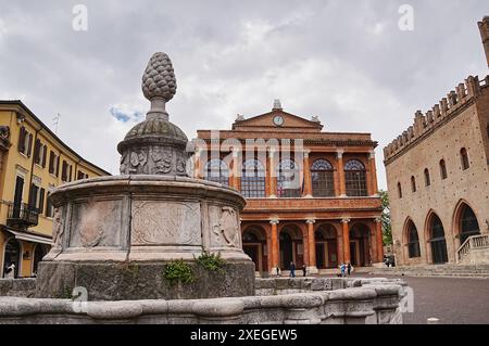 Piazza Cavour in Rimini, Fountain of the Pinecone, 16th century. Stock Photo