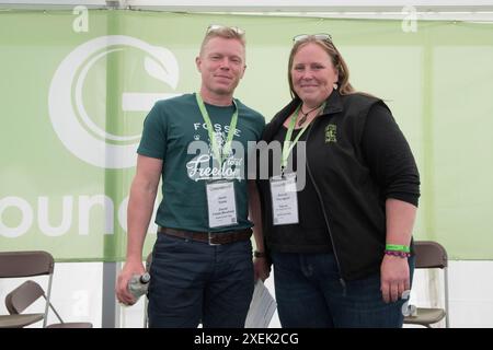 Goundswell The Regenerative Agricultural Festival. Jacob Sykes from Fosse Meadows free range chicken farm and Hannah Thorogood of Inkpot Farm and Pastures for Life.  Lannock Manor Farm, Hitchin, Hertfordshire 2024 2020s UK HOMER SYKES Stock Photo