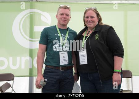 Goundswell The Regenerative Agricultural Festival. Jacob Sykes from Fosse Meadows free range chicken farm and Hannah Thorogood of Inkpot Farm Pastures for Life.  Lannock Manor Farm, Hitchin, Hertfordshire 2024 2020s UK HOMER SYKES Stock Photo