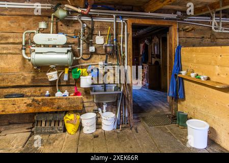 Milking equipment in the barn at the Filzmoosalm. From June to September, the 10 cows are milked twice a day on the alpine pasture. Milking stable in the Filzmoosalm, Großarl, Salzburg, Austria Stock Photo