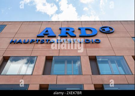 17.05.2024, Berlin, Deutschland, Europa - Aussenansicht des Gebaeudes mit Logo vom ARD Hauptstadtstudio im Berliner Bezirk Mitte. *** 17 05 2024, Berlin, Germany, Europe Exterior view of the building with logo of the ARD Hauptstadtstudio in Berlins Mitte district Stock Photo