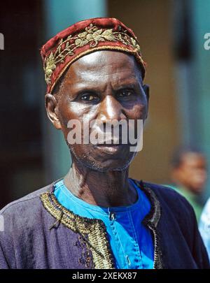 Portraet eines Mohamedaner aus Dakar im Senegal, gekleidet in eine dunkle Dschellaba . Rund 30% der Muslime im Senegal gehoeren zur einflussreichen Religionsgemeinschaft der Muriden. Die 1887 gegruendete Stadt Touba mit der Grossen Moschee und heute zwei Millionen Einwohnern ist ihre heiliges Zentrum. Moslem Senegal *** Portrait of a Mohamedan from Dakar in Senegal, dressed in a dark jellaba Around 30 of the Muslims in Senegal belong to the influential Murid religious community The city of Touba, founded in 1887 with the Great Mosque and today with two million inhabitants, is their holy center Stock Photo