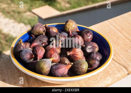 Bowl with ripe figs closeup on sunny summer day Stock Photo
