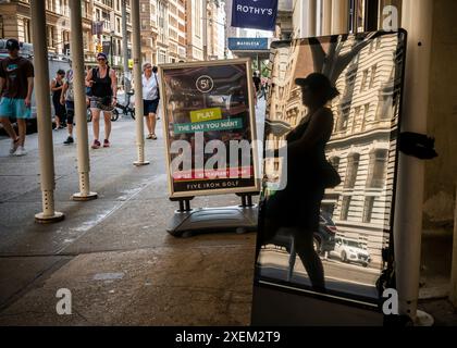 Reflection in the Flatiron neighborhood in New York on Tuesday, June 18, 2024. (© Richard B. Levine) Stock Photo