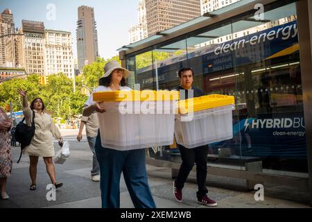 Schelpping in the Flatiron neighborhood in New York on Tuesday, June 18, 2024. (© Richard B. Levine) Stock Photo