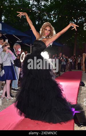 HARALD GLÖÖCKLER Fashion Night im Loretta Model auf dem roten Teppich HARALD GLÖÖCKLER erste Fashion Night im Loretta am Wannsee in Berlin, am 12.06.2024 *** HARALD GLÖÖCKLER Fashion Night at Loretta Model on the red carpet HARALD GLÖÖCKLER first Fashion Night at Loretta am Wannsee in Berlin, on 12 06 2024 Photopress Mueller Stock Photo