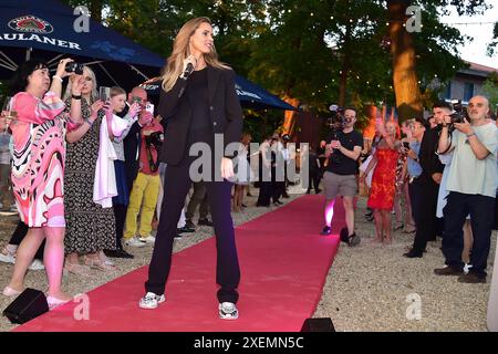 HARALD GLÖÖCKLER Fashion Night im Loretta Jenice - Singer and Songwriterin HARALD GLÖÖCKLER erste Fashion Night im Loretta am Wannsee in Berlin, am 12.06.2024 *** HARALD GLÖÖCKLER Fashion Night at Loretta Jenice Singer and songwriter HARALD GLÖÖCKLER first Fashion Night at Loretta am Wannsee in Berlin, on 12 06 2024 Photopress Mueller Stock Photo