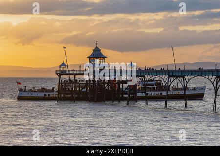 PS Waverley moored up along side Clevedon Pier taking on passengers Stock Photo