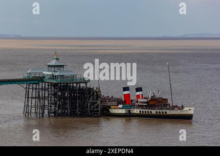 PS Waverley departing Clevedon Pier for a day cruise Stock Photo