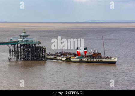 PS Waverley departing Clevedon Pier for a day cruise Stock Photo