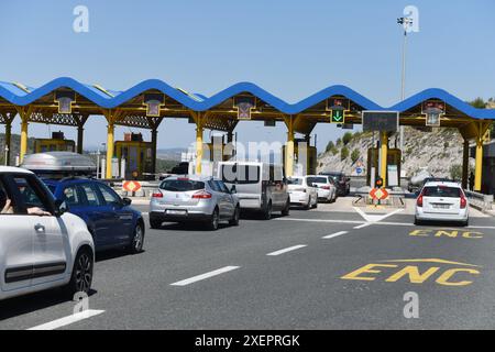 Sibenik, Croatia. 29th June, 2024. Cars form a queue at a toll station on A1 Croatian motorway in Sibenik, Croatia on June 29, 2024. Croatian Motorways announced motorway toll increases, starting on Monday 1 July to September 30th. During this period, toll prices will increase by 10% for vehicles in categories I.A, I, and II. Credit: Pixsell/Alamy Live News Stock Photo