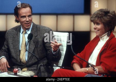 Jan Niklas und Jane Fonda 02/87 ru Jan Niklas mit Jane Fonda bei Wetten, dass.. ZDF am 21. Februar 1987 in Bremerhaven TV Fernsehen Fernsehsendung Show Fernsehshow Deutschland deutsch deutscher USA US-amerikanisch amerikanischer US-Amerikaner US-Amerikanerin US-amerikanische Frau Mann Schauspielerin Oscar Oscar-Preisträgerin Bürgerrechtlerin Aktivistin Fitness-Ikone Aerobic Schauspieler Schauspiel Film Spielfilm Kino Theater Bühne Yan Nicklas german american actor actress quer halb sitzend Halbprofil lächelnd gestikulierend zeigend sprechend Mikrofon *** Jan Niklas and Jane Fonda 02 87 ru Jan Stock Photo