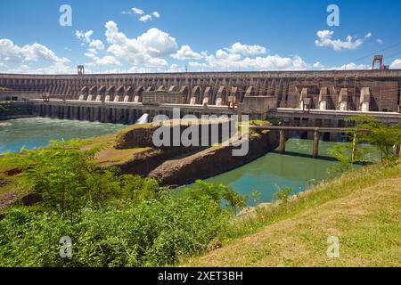 Itaipu Binacional Hydroelectric Power Plant. Generator of renewable clean energy. Itaipu Dam. Foz do Iguaçu. Paraná. Brazil. Border between Brazil and Stock Photo