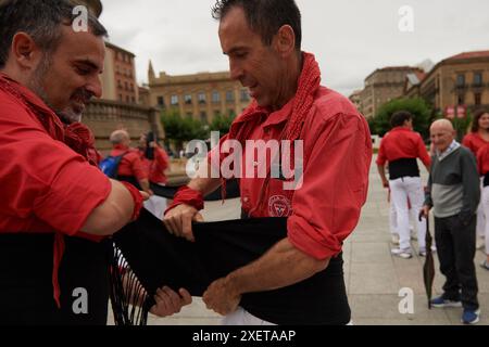 Pamplona, Spain. 29th June, 2024. Several members of the “Colla” prepare with the black sash typical of the Castellers' clothing, to begin the exhibition of the human towers. Members of the Colla Vella dels xiquets de Valls have held an exhibition of their human towers in Pamplona, ??Navarra, Spain. Credit: SOPA Images Limited/Alamy Live News Stock Photo