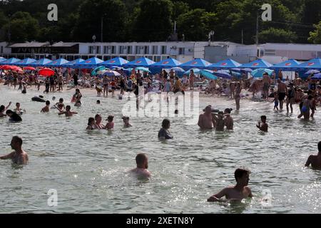 Odessa, Ukraine. 29th June, 2024. People relax by the water and swim on Lanzheron Beach. Hot summer day near the Black Sea. People escape the heat through relaxing by the water. (Photo by Viacheslav Onyshchenko/SOPA Images/Sipa USA) Credit: Sipa USA/Alamy Live News Stock Photo