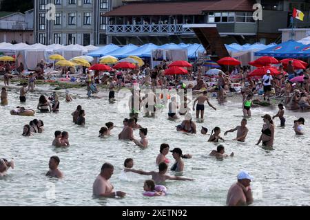 Odessa, Ukraine. 29th June, 2024. People relax by the water and swim on Lanzheron Beach. Hot summer day near the Black Sea. People escape the heat through relaxing by the water. (Photo by Viacheslav Onyshchenko/SOPA Images/Sipa USA) Credit: Sipa USA/Alamy Live News Stock Photo