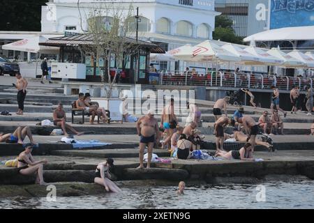 Odessa, Ukraine. 29th June, 2024. People relax by the water and swim on Lanzheron Beach. Hot summer day near the Black Sea. People escape the heat through relaxing by the water. (Photo by Viacheslav Onyshchenko/SOPA Images/Sipa USA) Credit: Sipa USA/Alamy Live News Stock Photo