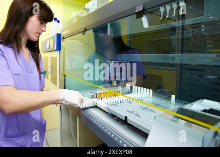 Sample loading, TECAN automated samples handling, DNA and RNA biobank, extraction and storage of DNA/RNA from blood samples, Biodonostia Health and Bi Stock Photo