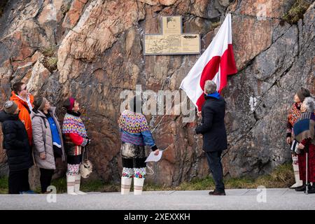 Aasiaat, Groenland. 29th June, 2024. King Frederik X unveils a memorial plaque upon arrival to Aasiaat in Greenland, Saturday the 29th of June 2024. The plaque commemorates a tragic capsizing of a woman's boat in 1924 and two hunters' rescue act in that connection. The royal couple officially visits Greenland from the 29th of June to the 6th of July 2024. The visit begins in Disko Bay and the royal couple then travels with Dannebrog south along Greenland's west coast. (Photo: Ida Marie Odgaard/Ritzau Scanpix) Credit: Ritzau/Alamy Live News Stock Photo