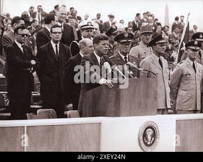 Vintage photo of Berlin Crisis of 1961: Building the Wall. President Kennedy in Germany. Frankfurt, June 25, 1963 - President Kennedy today visited the cities of Hanau, Frankfurt and Wiesbaden on the third day of his West Germany tour. The President is on a 10-day European trip which includes visits to West Germany and West Berlin (June 23-26); Ireland (June 26-29); England (June 29-30); and Italy (June 30-July 2). Stock Photo