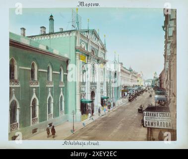 19th century photo of Nikolskaya Street in Moscow (Kitay-gorod) view from Red Squere. Highly distinctive fasade of Synodal Publishing House and hotel 'Slavic Bazaar' on the background. Russian Empire. 1898 Stock Photo