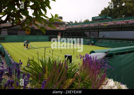 Wimbledon, London, UK. 30th June 2024; All England Lawn Tennis and Croquet Club, London, England; Wimbledon Tennis Tournament, Practice Day; Ground staff prepares court 18 Credit: Action Plus Sports Images/Alamy Live News Stock Photo