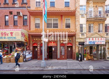 NYC Chinatown: Once a two-story fire station, 20 Eldridge Street gained three stories and new purpose as a Buddhist Temple. Stock Photo