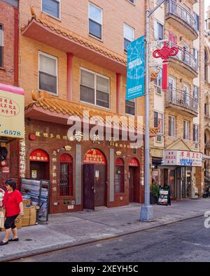 NYC Chinatown: Once a two-story fire station, 20 Eldridge Street gained three stories and new purpose as a Buddhist Temple. Stock Photo