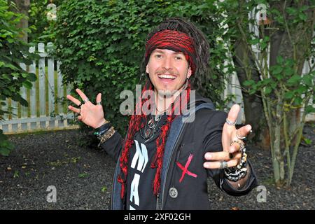 ZDF - Fernsehgarten. Marv der Zauberer während der ZDF - Unterhaltungsshow Fernsehgarten am 30.06.2024 in Mainz. 20240630MWI147615 *** ZDF Fernsehgarten Marv the magician during the ZDF entertainment show Fernsehgarten on 30 06 2024 in Mainz 20240630MWI147615 Stock Photo