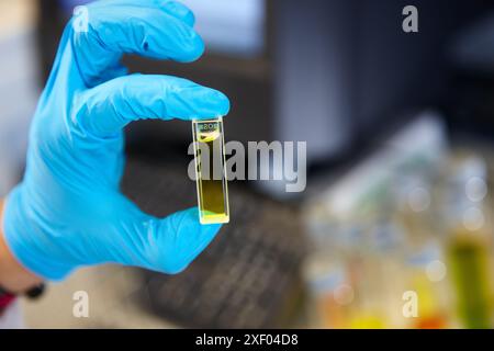 Spectrophotometer UV / VIS  Laboratory Analysis  Researchers analyzing the cell shown for subsequent measurement in the spectrophotometer  According t Stock Photo