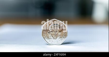 Pound coin featuring a portrait of King Charles III, issued in 2022 by Bank of England, UK Stock Photo