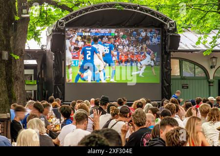 Public Viewing in einem Münchner Biergarten, Hofbräukeller, Fußball-EM, München, 30. Juni 2024 Deutschland, München, 30. Juni 2024, Public Viewing in einem Münchner Biergarten, Hofbräukeller am Wiener Platz, Achtelfinale England-Slowakei, hier am Ende der Ersten Halbzeit beim Stand von 0:1, Szene mit Harry Kane, Spiel endete mit 2:1 für England, Fußball-EM, UEFA EURO 2024, Fußball-Europameisterschaft, Fußball, Sport, *** Public Viewing in a Munich beer garden, Hofbräukeller, European Football Championship, Munich, June 30, 2024 Germany, Munich, June 30, 2024, Public Viewing in a Munich beer ga Stock Photo