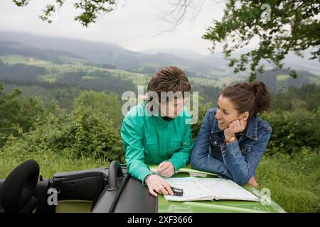 Friends in convertible car. Mirador de Udana, Oñate. Gipuzkoa, Euskadi. Spain. Stock Photo