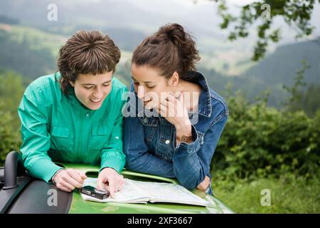 Friends in convertible car. Mirador de Udana, Oñate. Gipuzkoa, Euskadi. Spain. Stock Photo