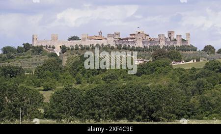 vista da Casole d'Elsa di Monteriggioni, borgo fortificato medievale in Toscana, provincia di Siena, Italia, Europa Stock Photo