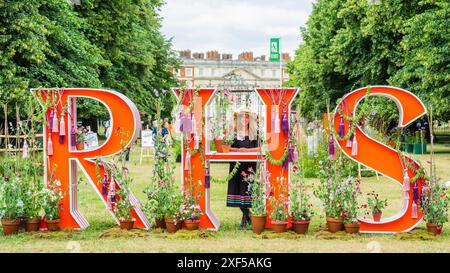 Rhs Wolves Hannah from Minnow and Wolf Flowers poses with the iconic RHS sign ...