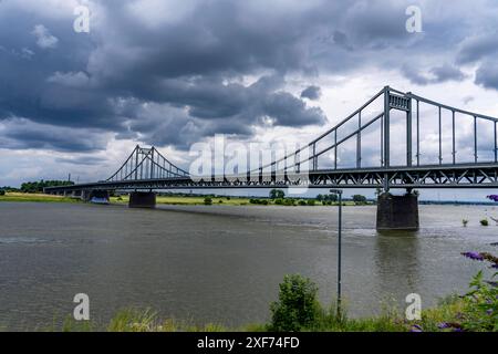 Die Krefeld-Uerdinger Brücke über den Rhein, zwischen Krefeld und Duisburg, Zügelgurtbrücke von 1936, 858 Meter lang, Bundesstraße B228, weist schwere Brückenschäden auf, eingeschränkter Verkehr auf der Brücke, soll ersetzte werden, NRW, Deutschland, Krefeld-Uerdinger Rheinbrücke *** The Krefeld Uerdingen Bridge over the Rhine, between Krefeld and Duisburg, rein belt bridge from 1936, 858 meters long, federal road B228, shows severe bridge damage, restricted traffic on the bridge, to be replaced, NRW, Germany, Krefeld Uerdingen Rhine Bridge Stock Photo