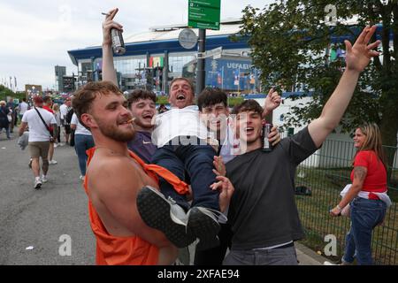 Gelsenkirchen, Germany. 30th June, 2024. Soccer, UEFA Euro 2024, European Championship, England-Slovakia, round of 16, Gelsenkirchen stadium. England fans pose in front of the stadium. Credit: Friso Gentsch/dpa/Alamy Live News Stock Photo