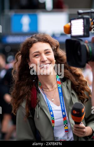 Lena Kesting (ZDF Sportjournalistin, TV Reporterin) beim Interview mit ...