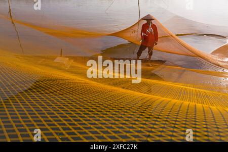 Local fisherman catching fish at dawn on the Thu Bon River in Cua Dai fishing village near Hoi An, Central Vietnam, Asia in June Stock Photo